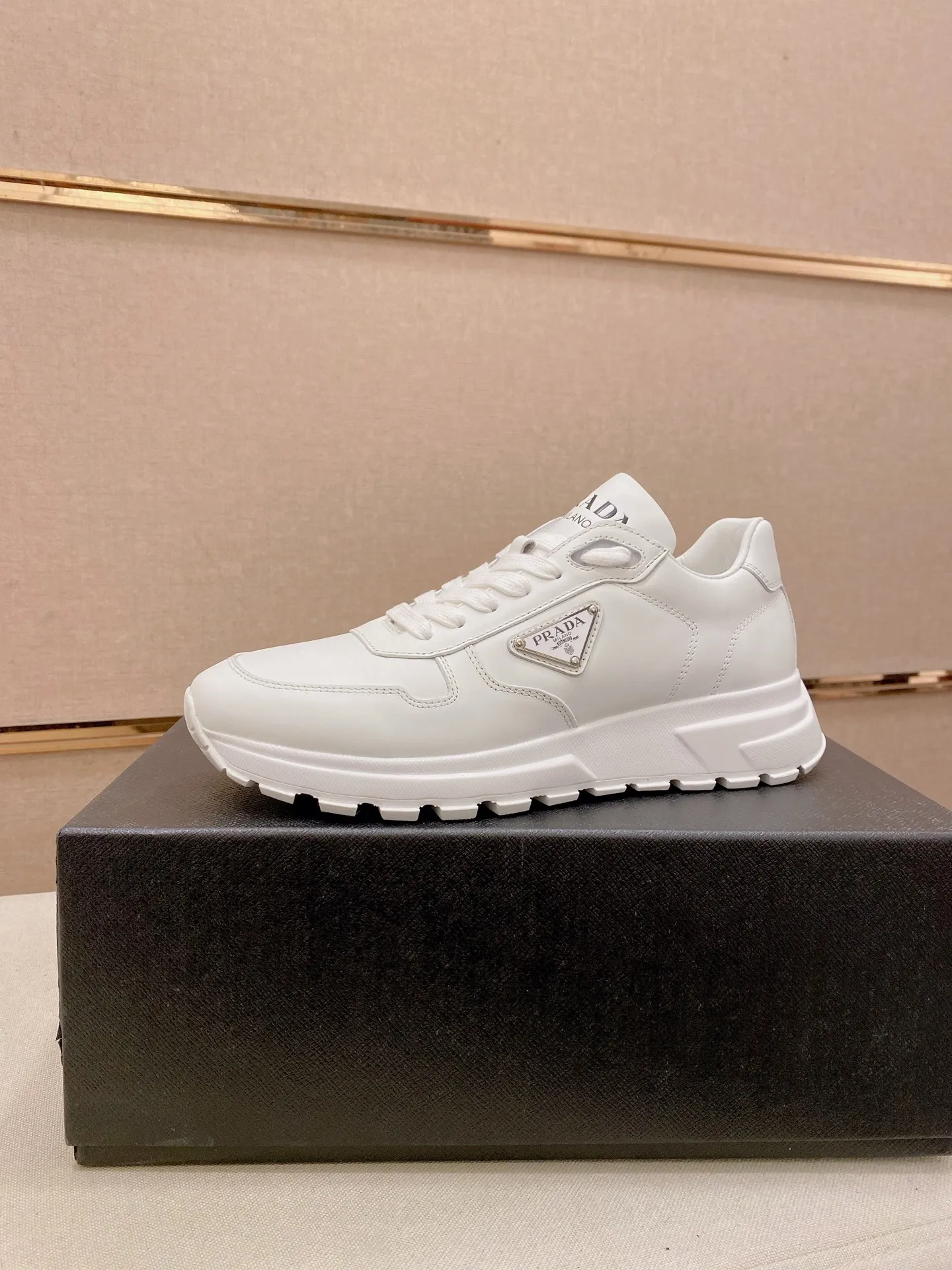 Factory price 600💰 ✔️✔️✔️Higher version High-quality new PRADA (Prada) counters are on the market at the same time. The new men's shoes and 😘fabrics are made of selected first-layer cowhide with superb craftsmanship. Lining: Full cowhide lining. 👍🏿 High-end ☄️ air-cushion molded anti-slip rubber outsole, exquisite lines, simple and elegant, comfortable and high-end for leisure travel. Code number: 38 to 44. 45.46 customized